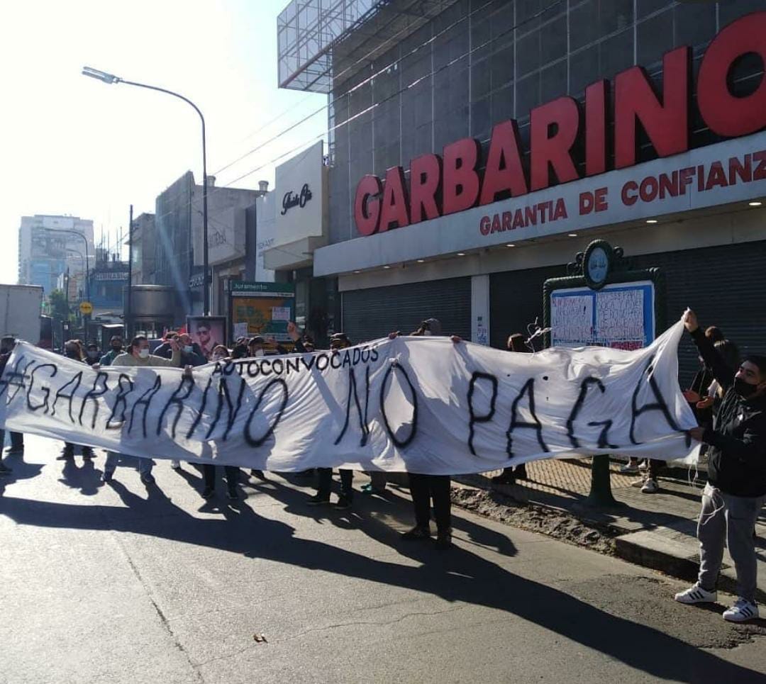 Garbarino cerró decenas de sucursales y adeuda sueldos