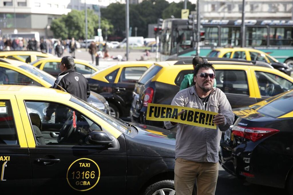 Mientras luchan contra Uber, los taxistas imitan el funcionamiento de la empresa para no perder pasajeros.