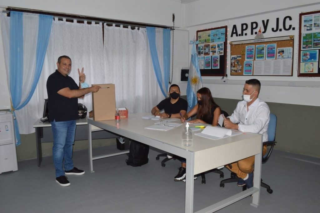 Gallo, emitiendo su voto. Las elecciones se realizaron en la sede del sindicato, en la localidad de San Martín.