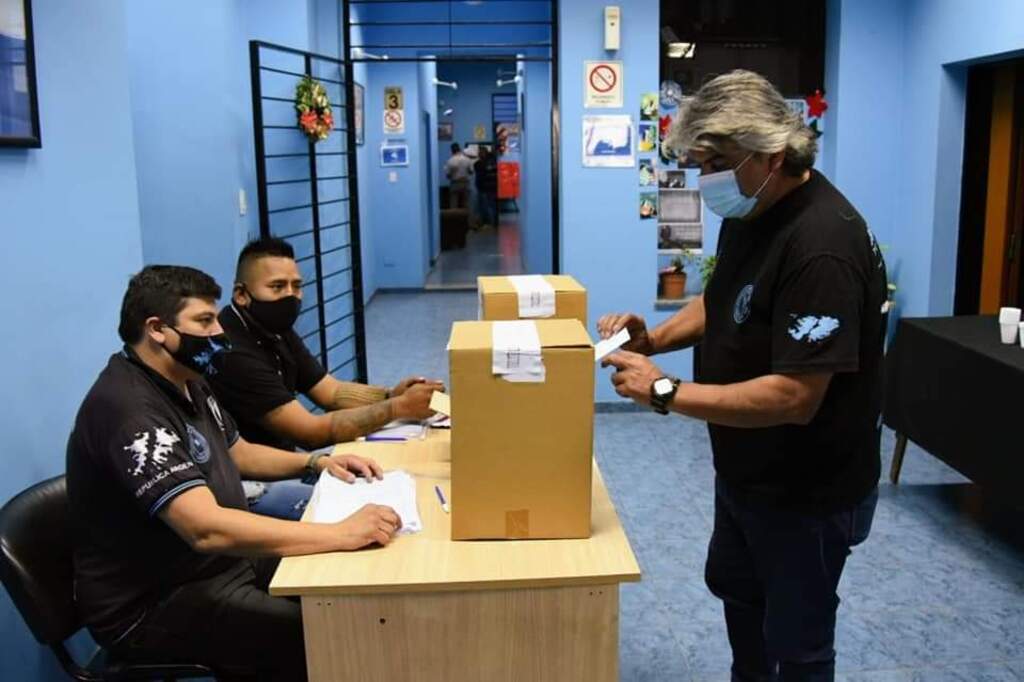 Correa, emitiendo su voto en la sede central de Curtidores de Avellaneda.
