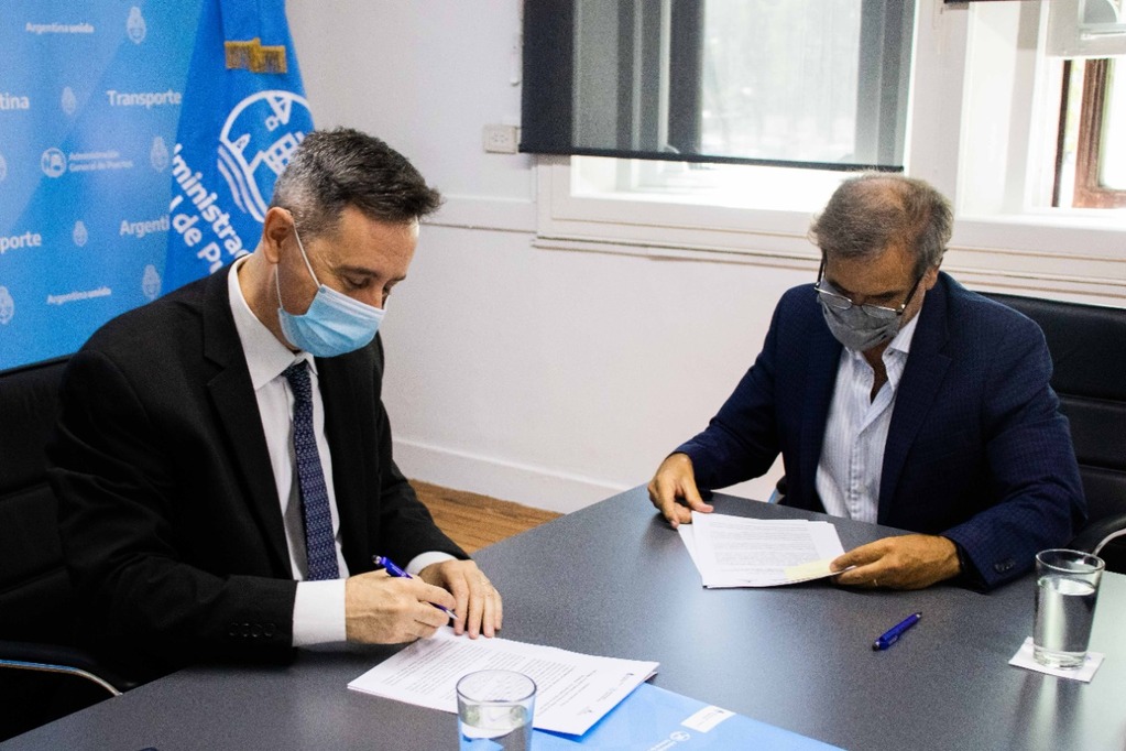 El interventor de la AGP, José Beni, y el presidente de CAPYPRA, Sergio Borrelli, durante la firma del convenio.