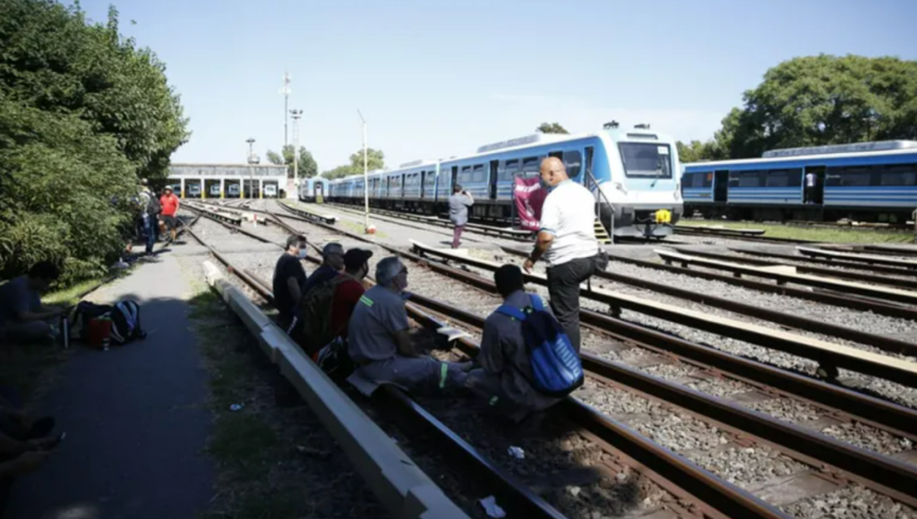 Por el paro del “Pollo” Sobrero, el tren Sarmiento tiene demoras y podría haber sanciones