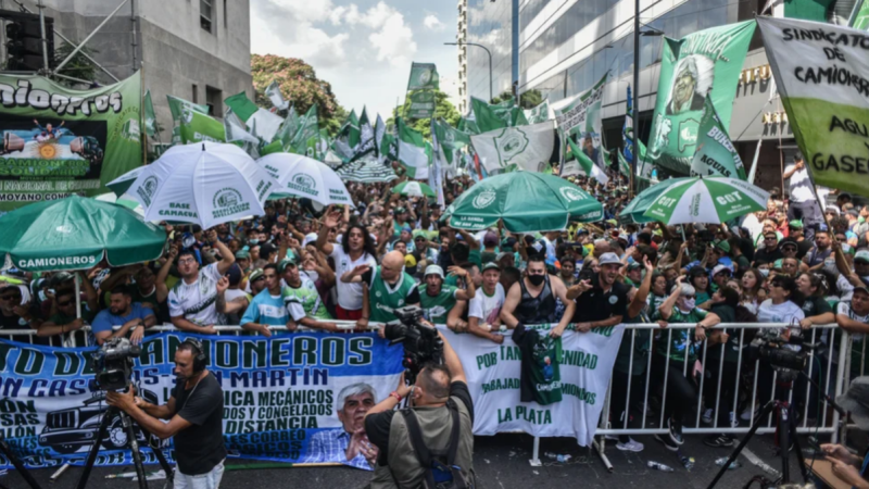 Camioneros marcharon y amenazaron con “reventar la Plaza de Mayo” si no reciben respuestas