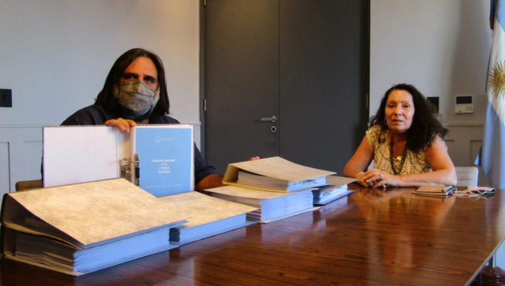 Baradel recibió siete biblioratos sobre el espionaje ilegal que le hizo el gobierno de Macri