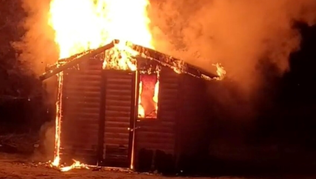 ATE acusa a Joe Lewis de incendiar una cabaña de uno de sus campings de Río Negro