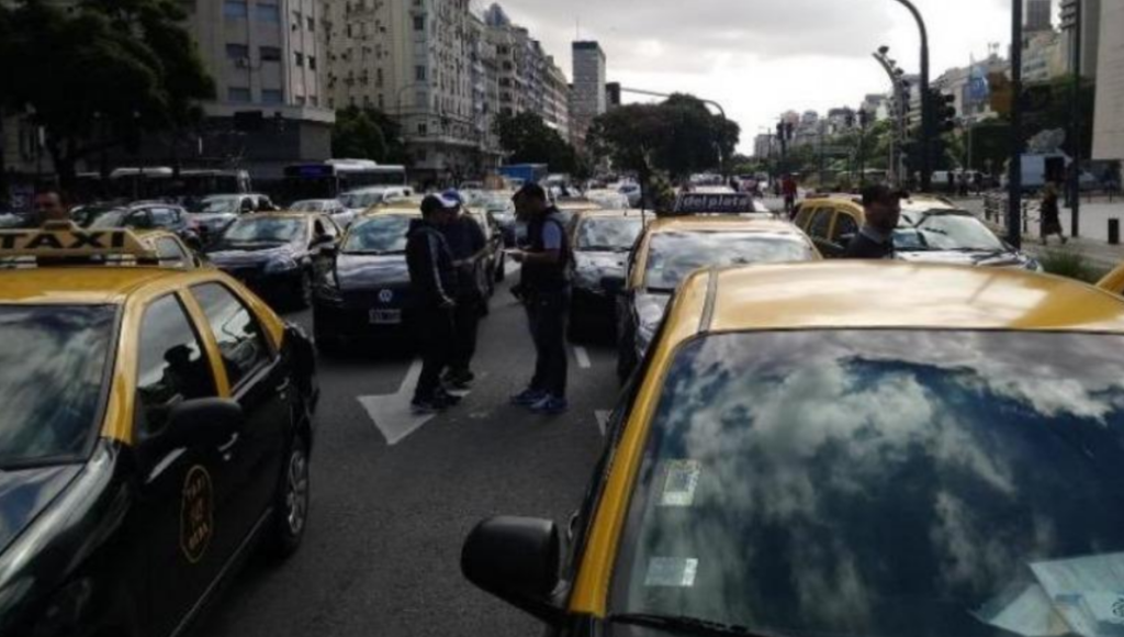 Masiva marcha de taxistas con una advertencia sobre la “uberización de los trabajadores”