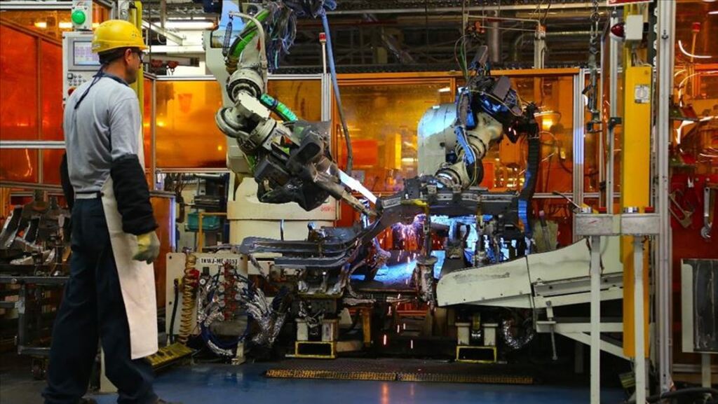 Como dato alentador para los trabajadores, los especialistas aseguran que junto al robot siempre habría un operario.