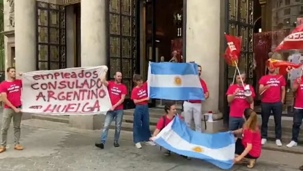 Trabajadores del Consulado argentino en Barcelona, en pie de guerra por reclamo salarial
