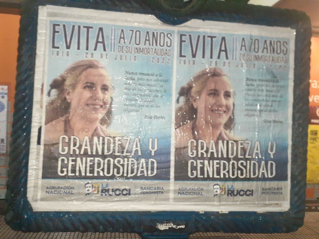 En los afiches también se remarca que Evita "nunca renunció a la lucha".