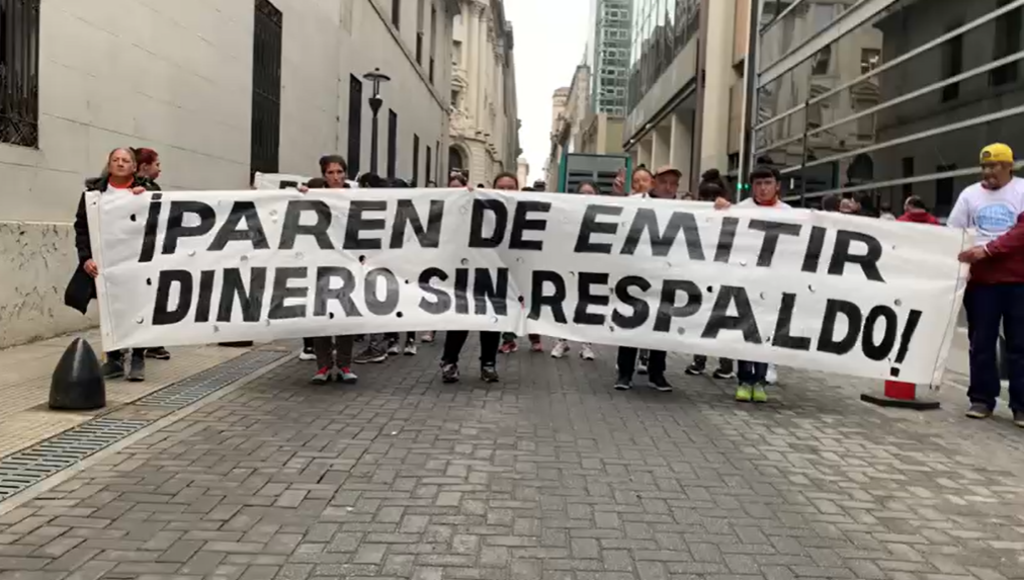 Una de las banderas que desde la mañana temprano se pudo ver en la zona del Banco Central.