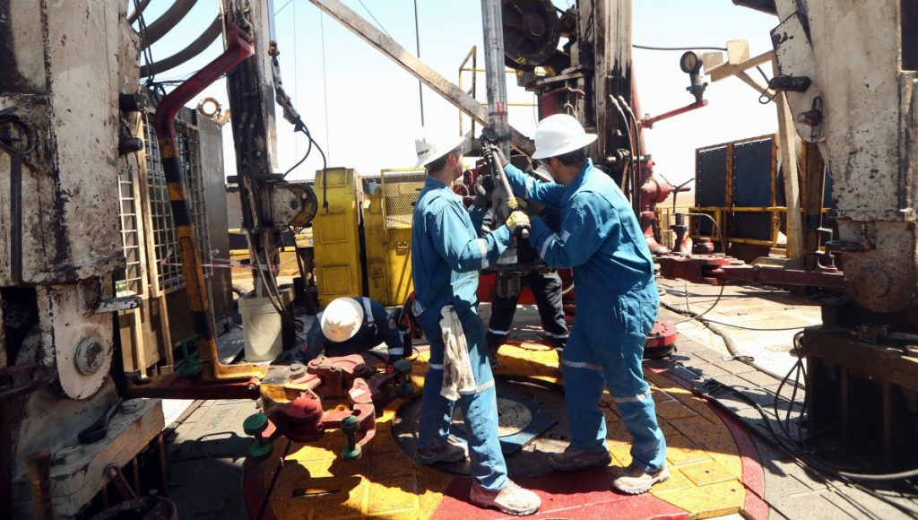 Petroleros acordaron un nuevo aumento salarial, llegaron a casi el 80% anual y elevaron la vara