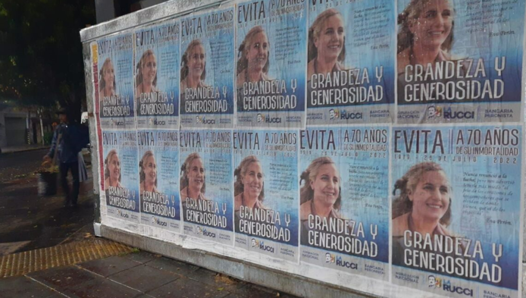 “La Rucci” empapeló la Ciudad para recordar a Evita y envió un mensaje indirecto al Gobierno