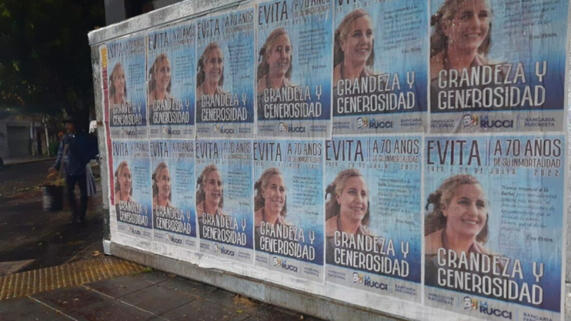“La Rucci” empapeló la Ciudad para recordar a Evita y envió un mensaje indirecto al Gobierno