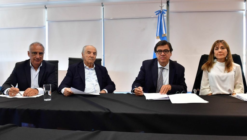Armando Cavalieri junto al ministro de Trabajo, Claudio Moroni, durante la firma de la paritaria en abril.