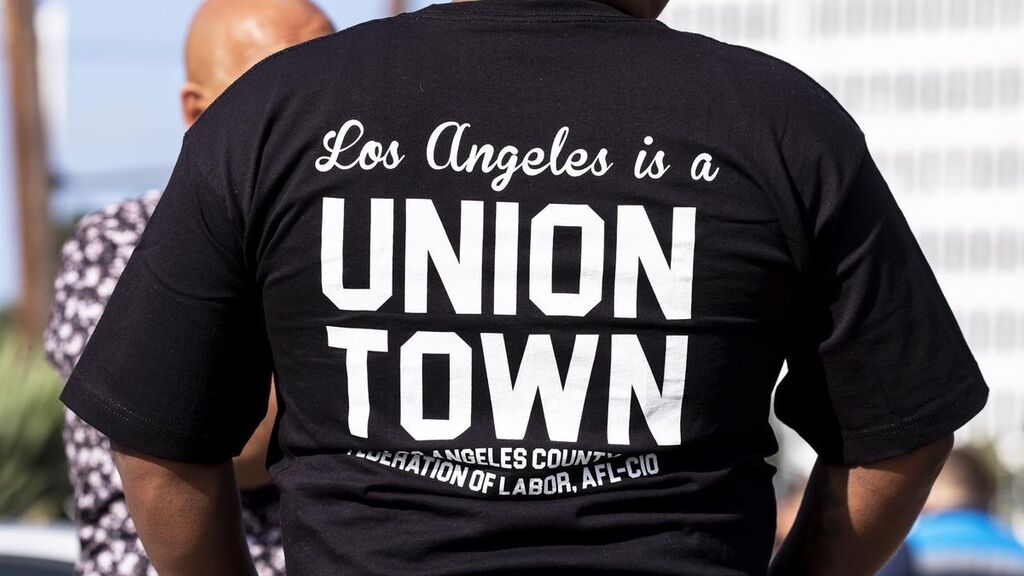 Un hombre con una camiseta que dice "Los Ángeles es una ciudad de sindicatos", durante una protesta realizada en abril.