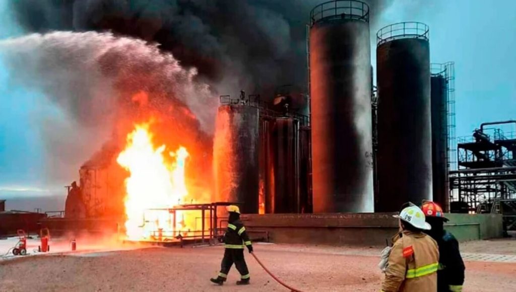 Paro de petroleros privados por los 3 operarios muertos tras la explosión en la refinería de Plaza Huincul
