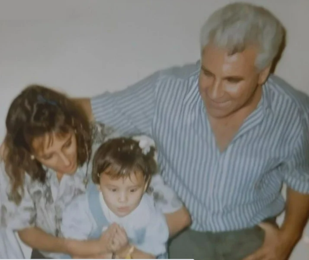 Paola Barritta en su segundo cumpleaños, junto a su madre Sandra y su padre José Barritta.