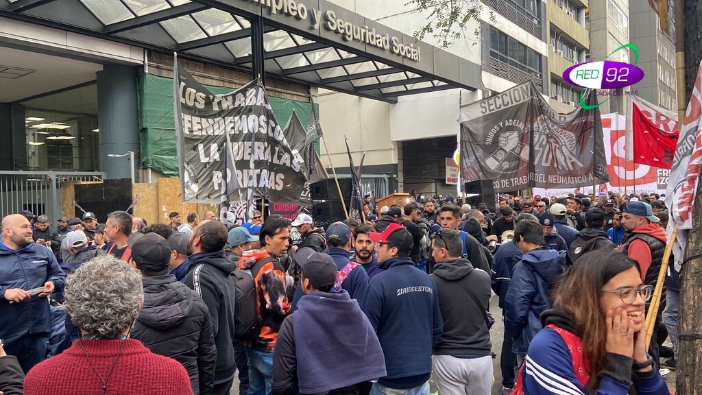 Diferentes organizaciones gremiales se acercaron al Ministerio de Trabajo para apoyar al SUTNA. Hubo más de cinco cuadras de manifestantes.