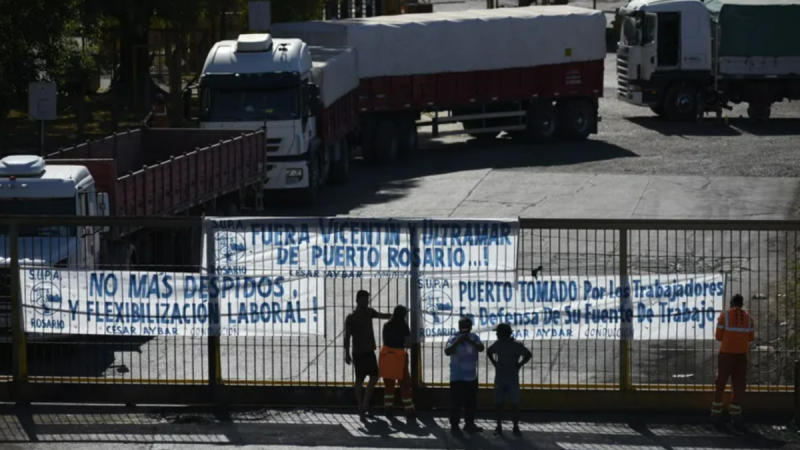 En reclamo de la reapertura de paritarias, el SUPA paralizó el puerto de Rosario y trabó las exportaciones