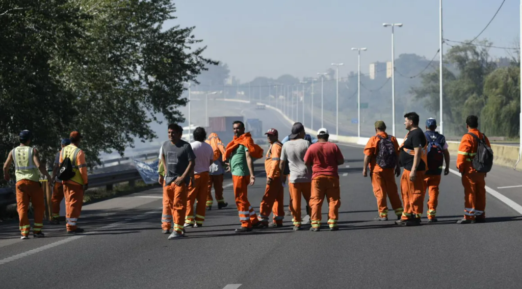 Los trabajadores nucleados en el SUPA cortaron la avenida Circunvalación, impidiendo el ingreso a la terminal.