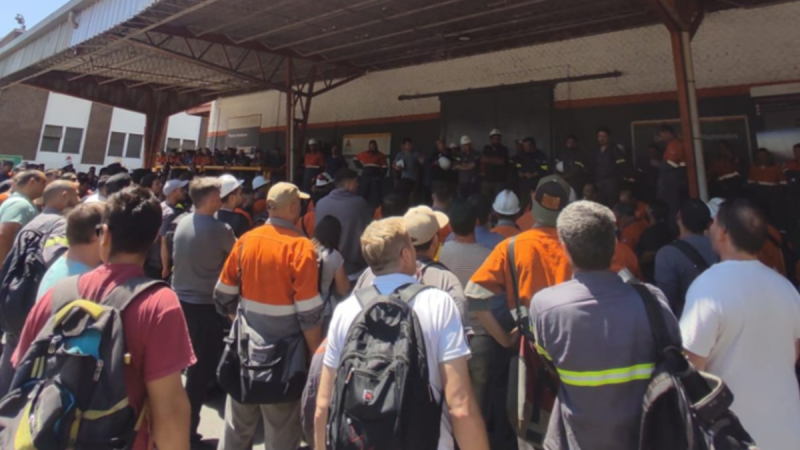 Mientras la UOM espera cerrar el lunes la paritaria, trabajadores de Acindar paralizaron la planta