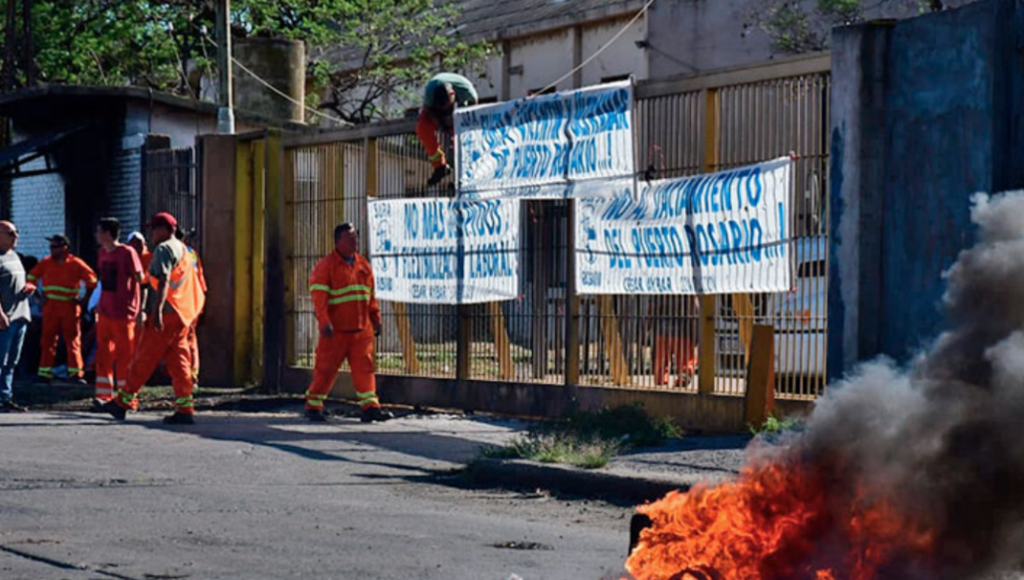 A pesar del acuerdo alcanzado, los estibadores despedidos mantienen bloqueado el puerto de Rosario