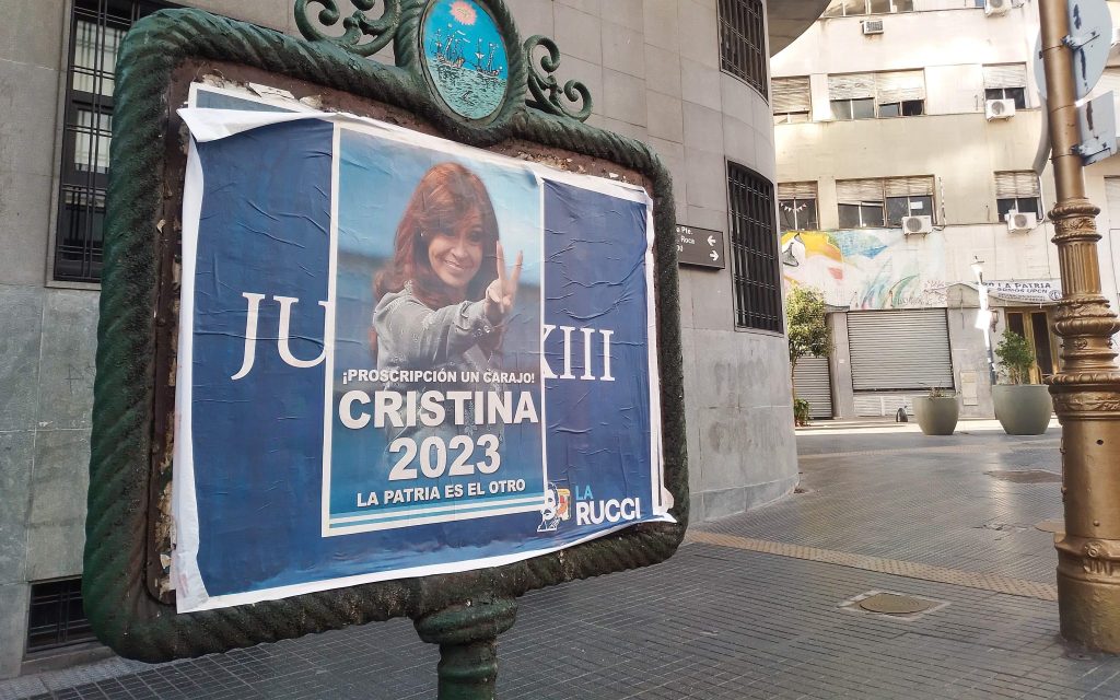 En las inmediaciones de la sede del PJ donde fue el encuentro, hubo carteles en apoyo a Cristina.