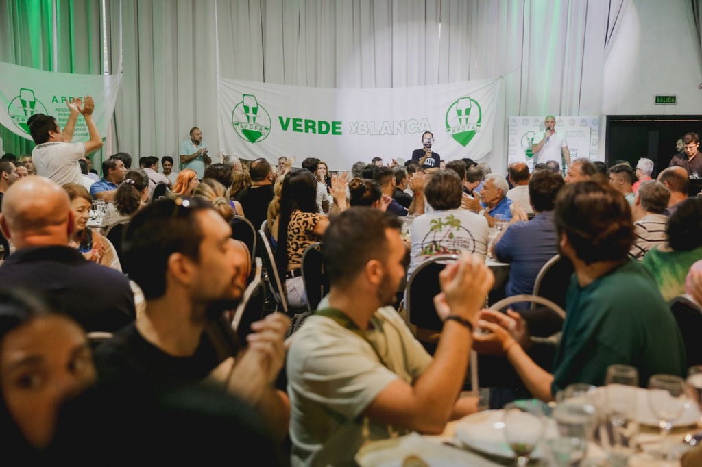 El evento se llevó a cabo en un colmado salón de fiestas del Club de Obras Públicas, en Vicente López.