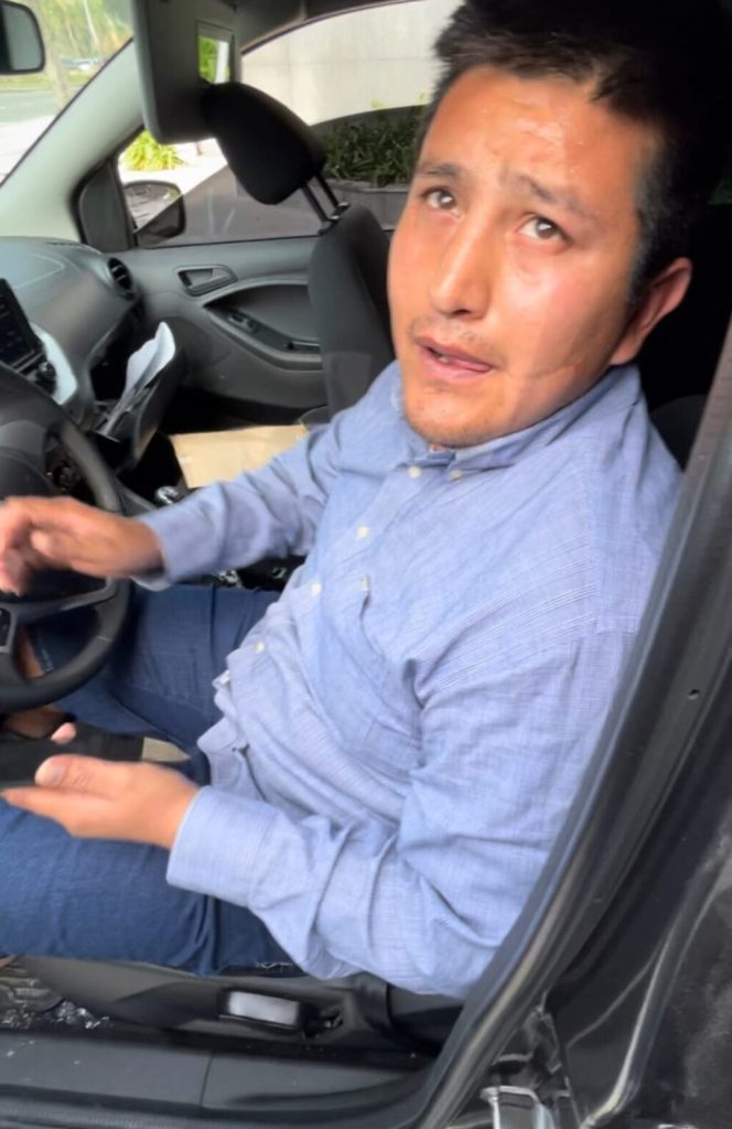 El chofer del Uber fue fotografiado por el motociclista cuando se negó a identificarse.