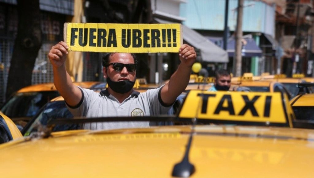 Taxista siguen la pelea contra las Apps ilegales de viajes, y en Rosario la tensión está al límite