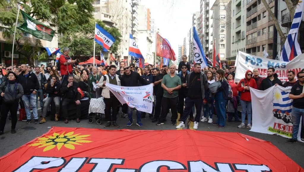 Marcha contra Milei en Uruguay