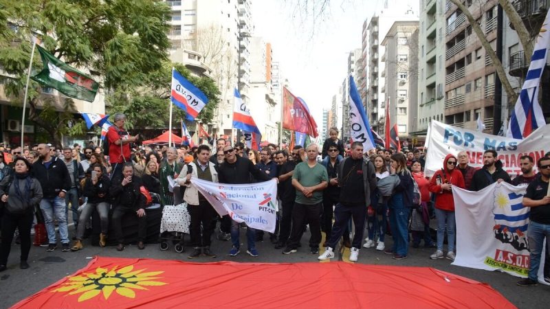 En “solidaridad con los trabajadores argentinos”, la principal central sindical uruguaya marchará contra Milei