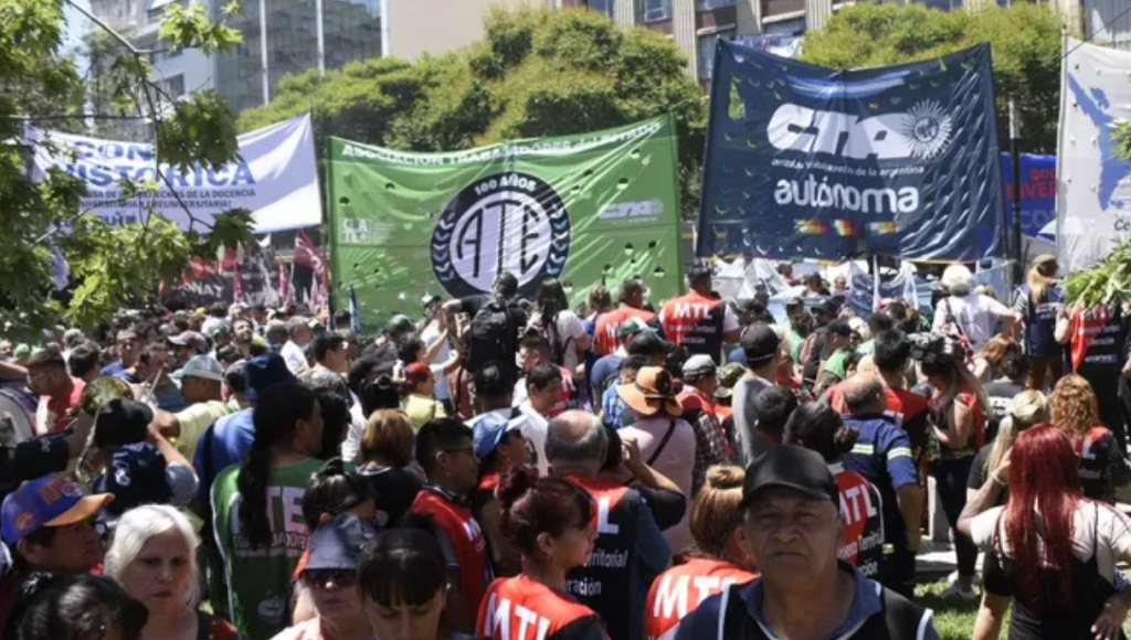 Unión inédita del sindicalismo contra Milei por su decisión de cobrarles los costos del protocolo “antipiquetes”