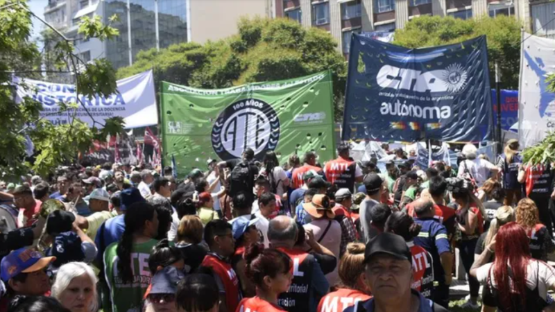 Unión inédita del sindicalismo contra Milei por su decisión de cobrarles los costos del protocolo “antipiquetes”