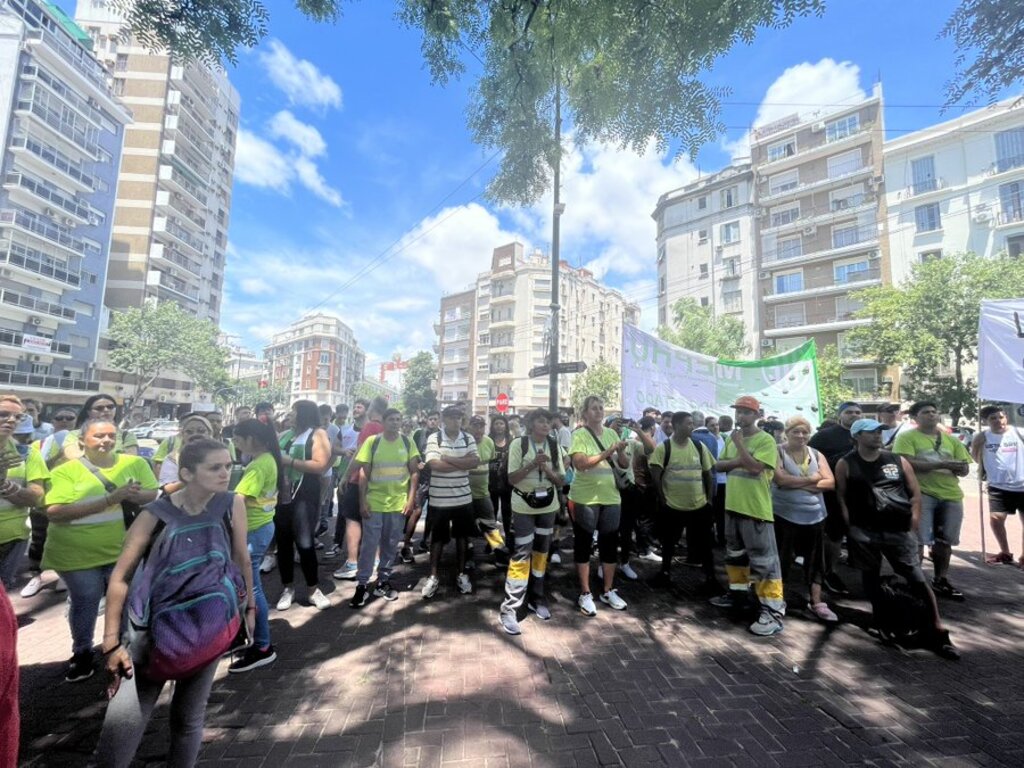 Trabajadores del Ministerio de Ambiente y Espacio Público protestaron hoy contra los despidos.