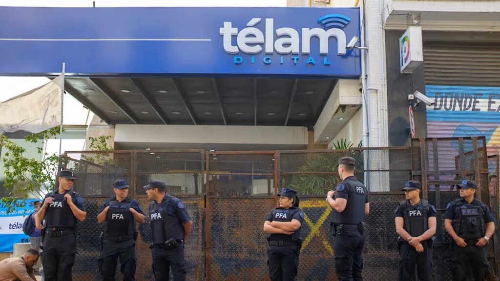 La sede central de Télam está vallada desde la medianoche de ayer.