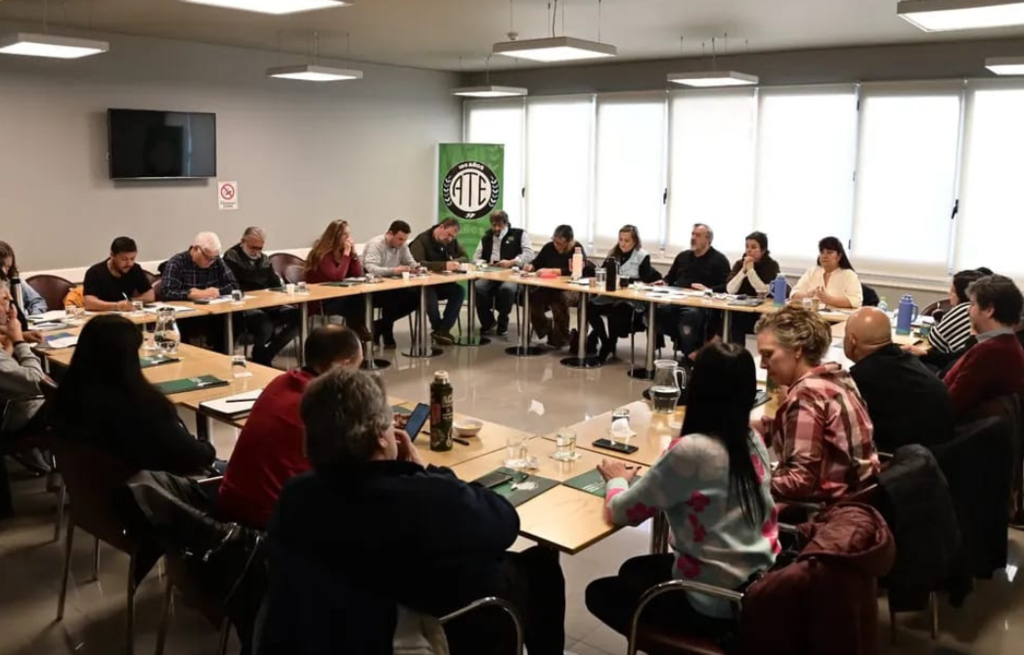 Todo el secretariado nacional de ATE se reunió hoy para definir el plan de lucha.