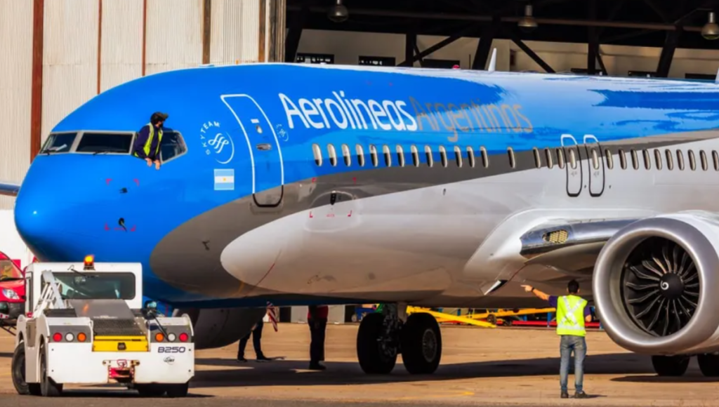 Bronca en los gremios aeronáuticos: acusan a Aerolíneas Argentinas de no querer negociar paritarias