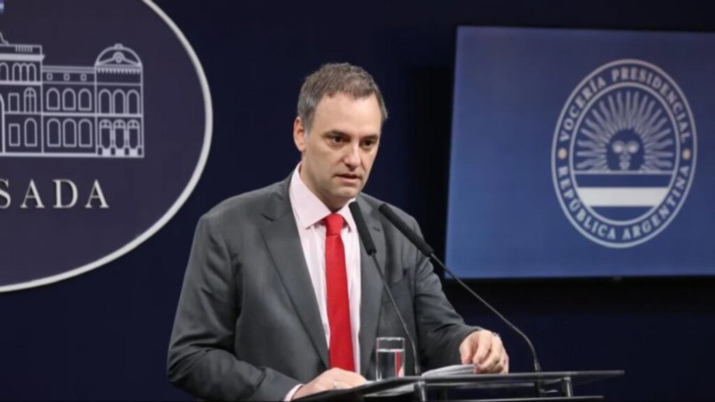 El vocero Manuel Adorni había anunciado los 3.155 despidos.