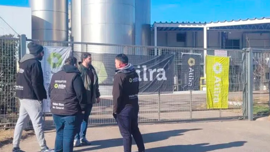 Tras los despidos, ATILRA comenzó a organizar asambleas en las plantas.