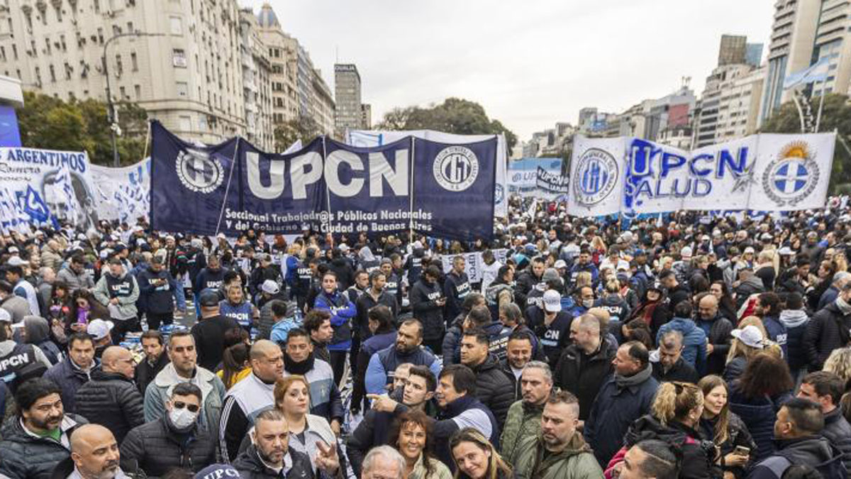 UPCN marcha al ministerio de Pettovello en rechazo de cientos de despidos en áreas de asistencia social - Gestión Sindical