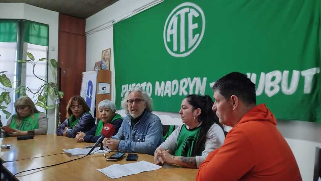 "Trabajadores estatales que deberían tener estabilidad hoy terminan en la calle", dijo Roberto Cabeda.