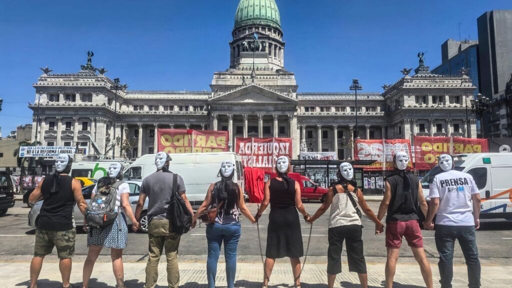 Los trabajadores de prensa también se manifestaron ayer en el Congreso.