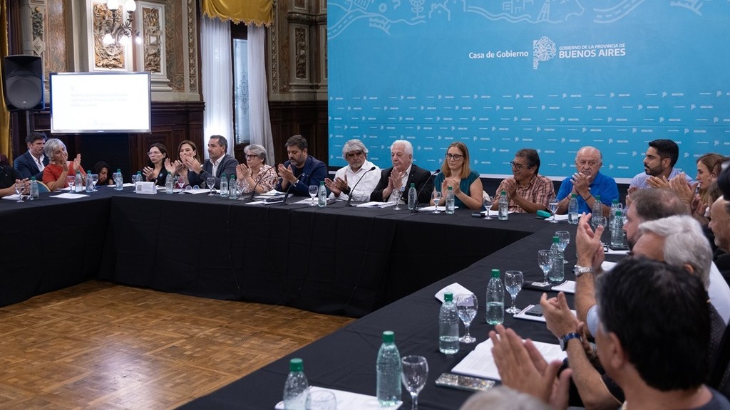 En el texto se habla de “un proceso que comenzó con la dictadura”.