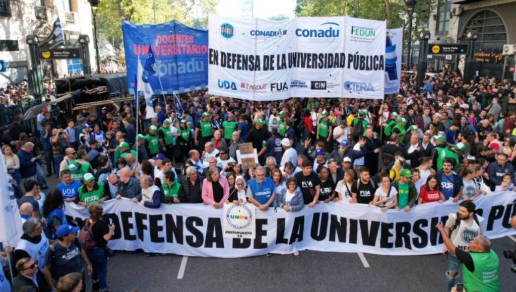 universitarios